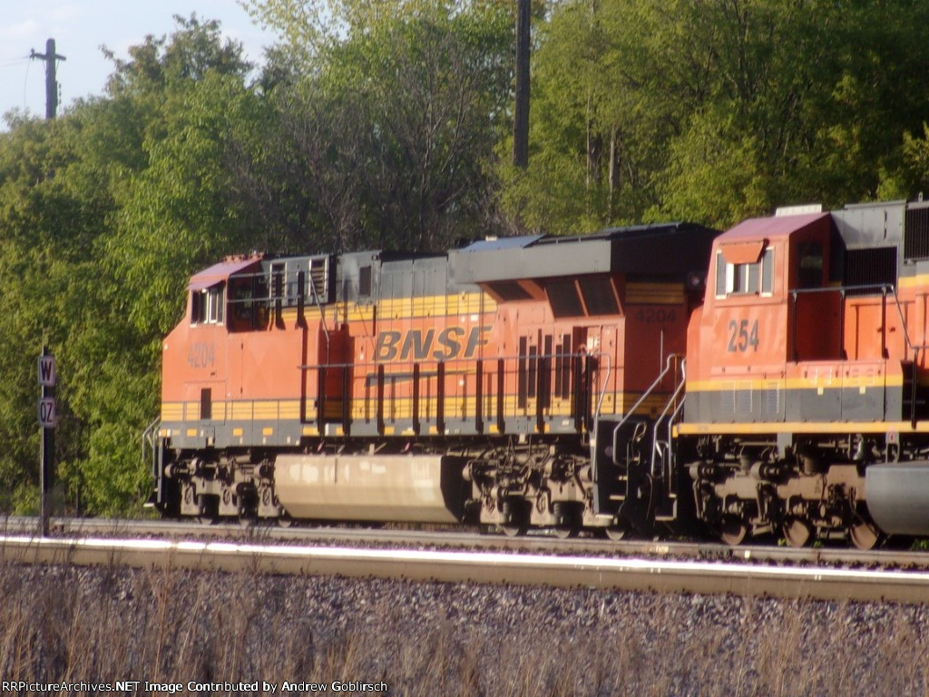 BNSF 4204 Behind